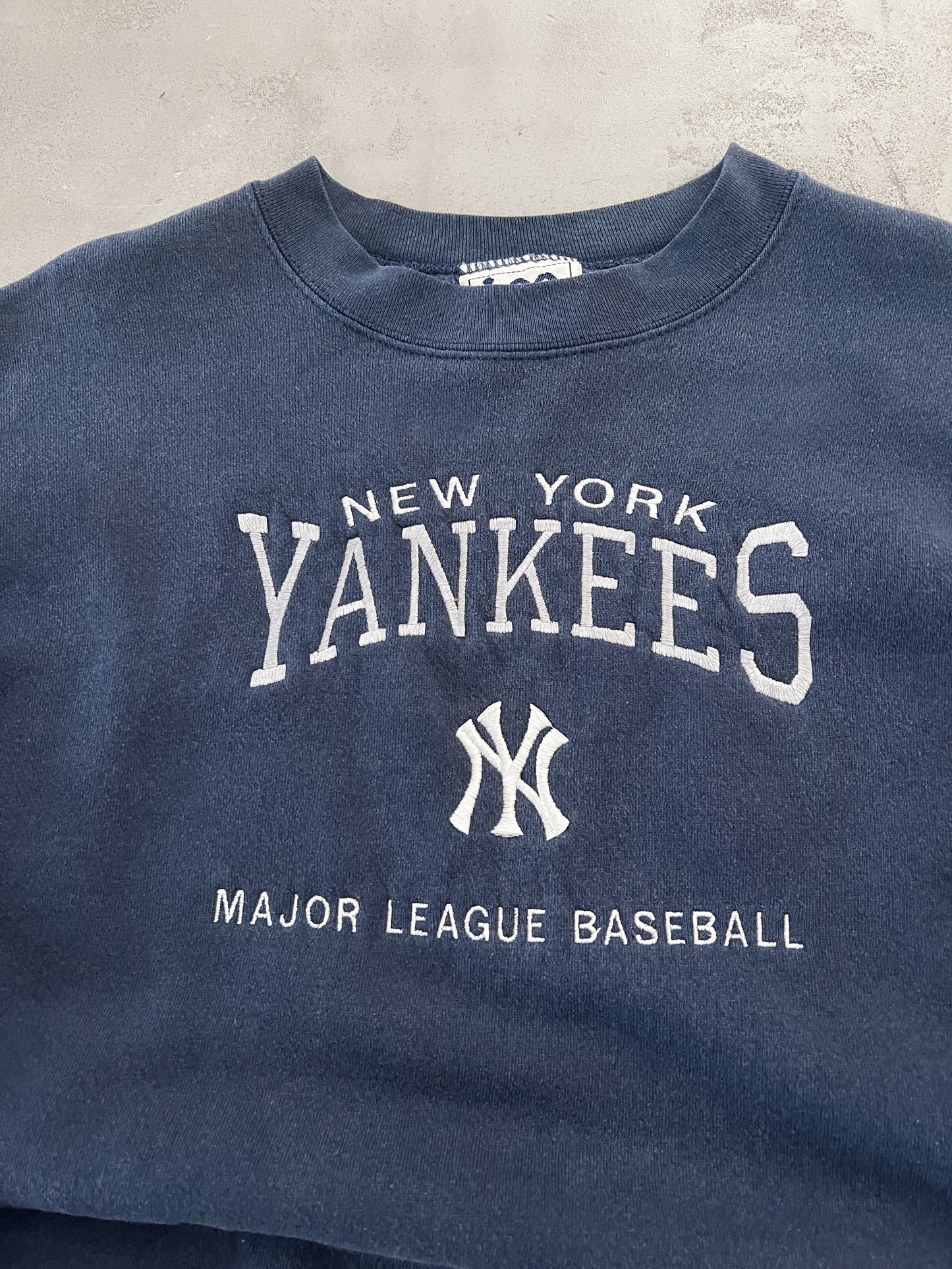 FADED NAVY YANKEES SWEATER - 1990S - XL/L