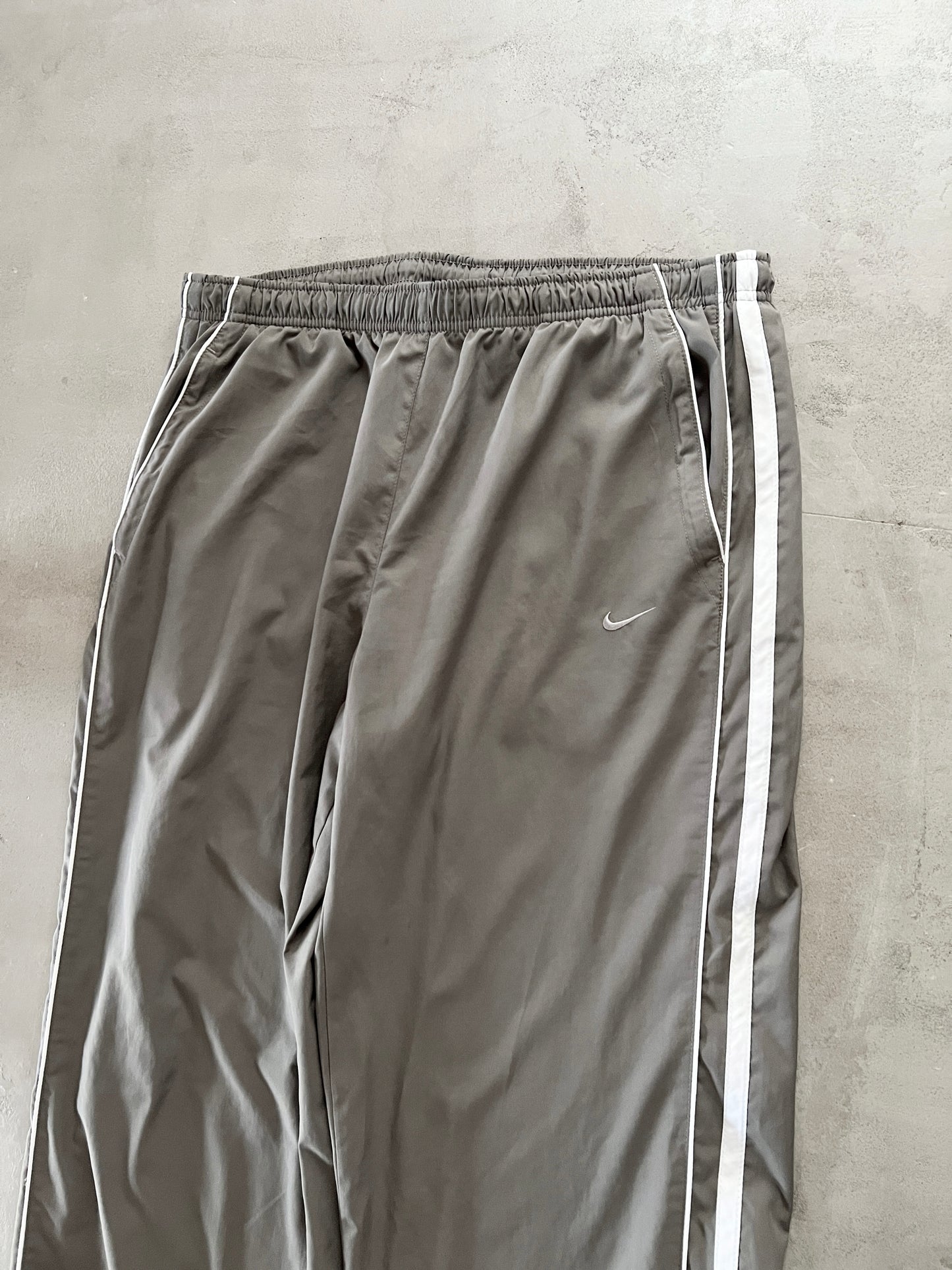 BEIGE/WHITE NIKE TRACK PANTS - 2000S - L