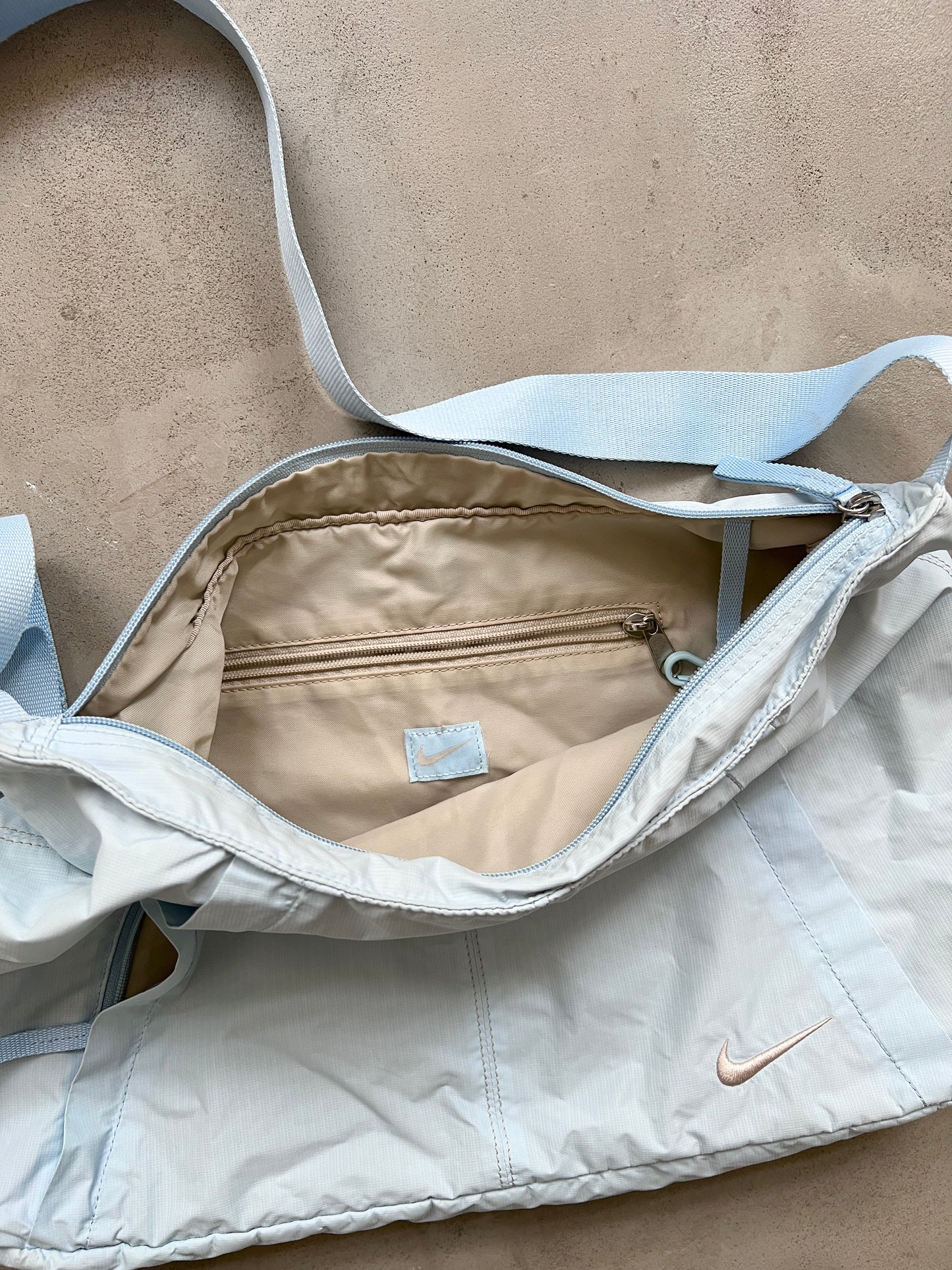 BABY BLUE NIKE MESSENGER BAG - 2000S