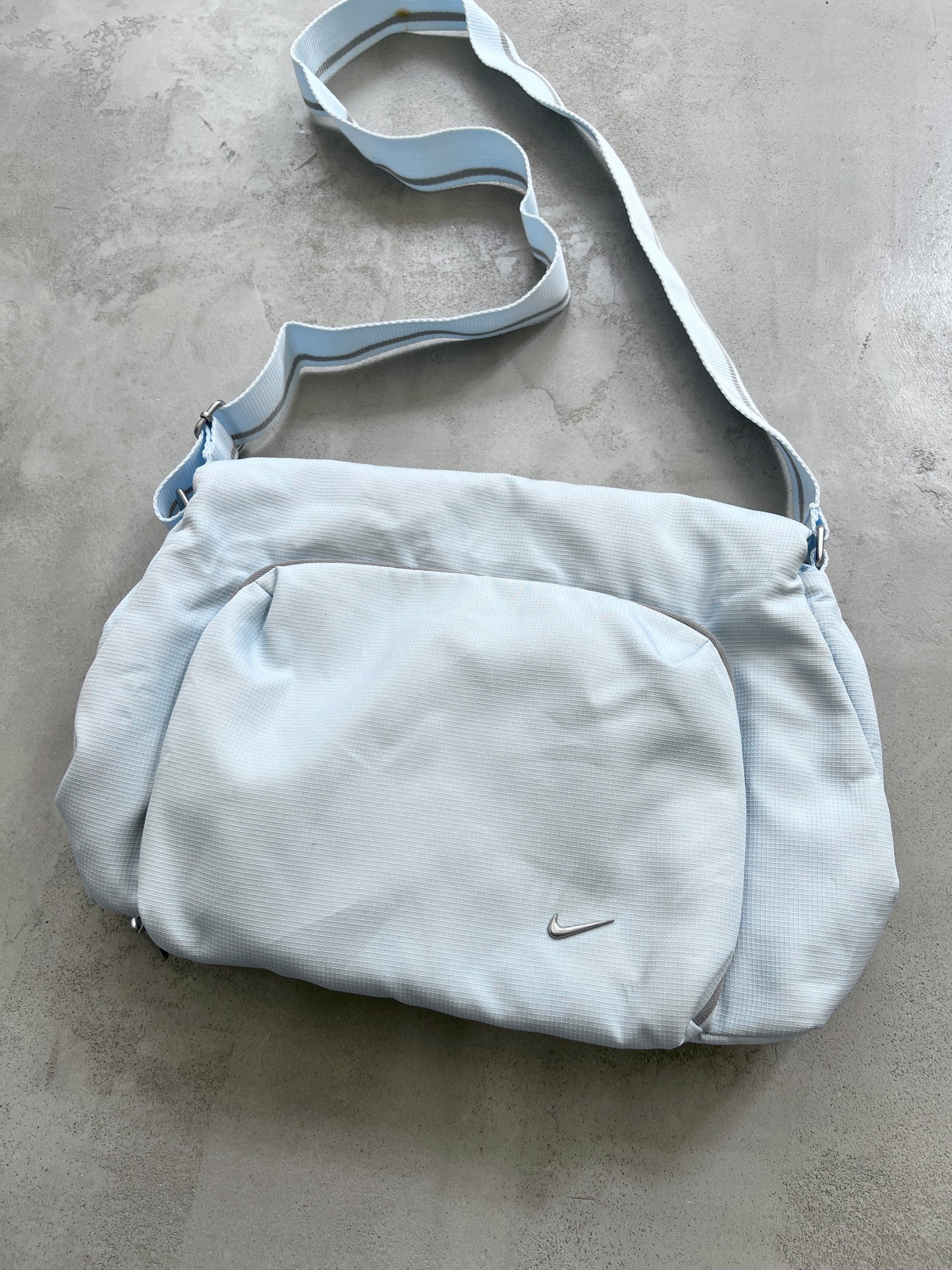 BABY BLUE NIKE MESSENGER BAG - 2000S