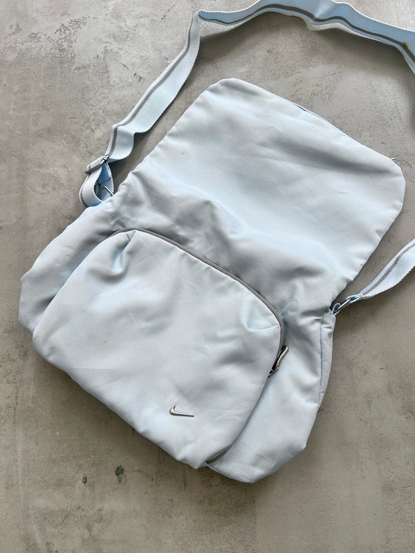 BABY BLUE NIKE MESSENGER BAG - 2000S