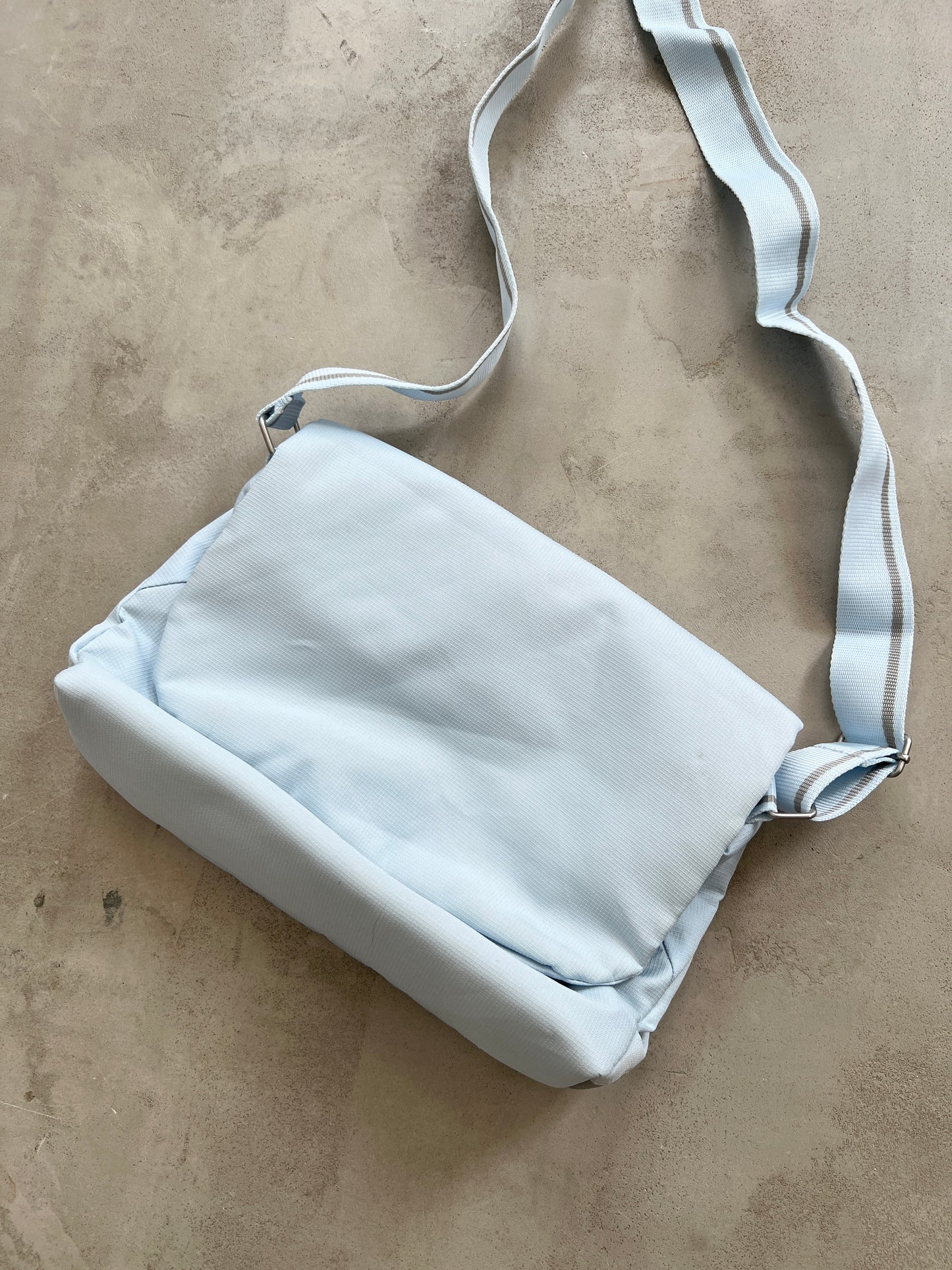 BABY BLUE NIKE MESSENGER BAG - 2000S