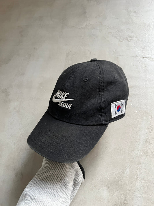 BLACK NIKE SEOUL CAP - 2000S