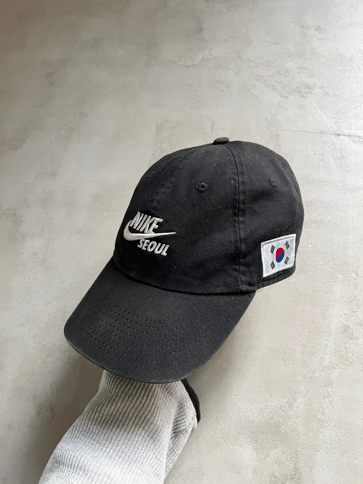 BLACK NIKE SEOUL CAP - 2000S