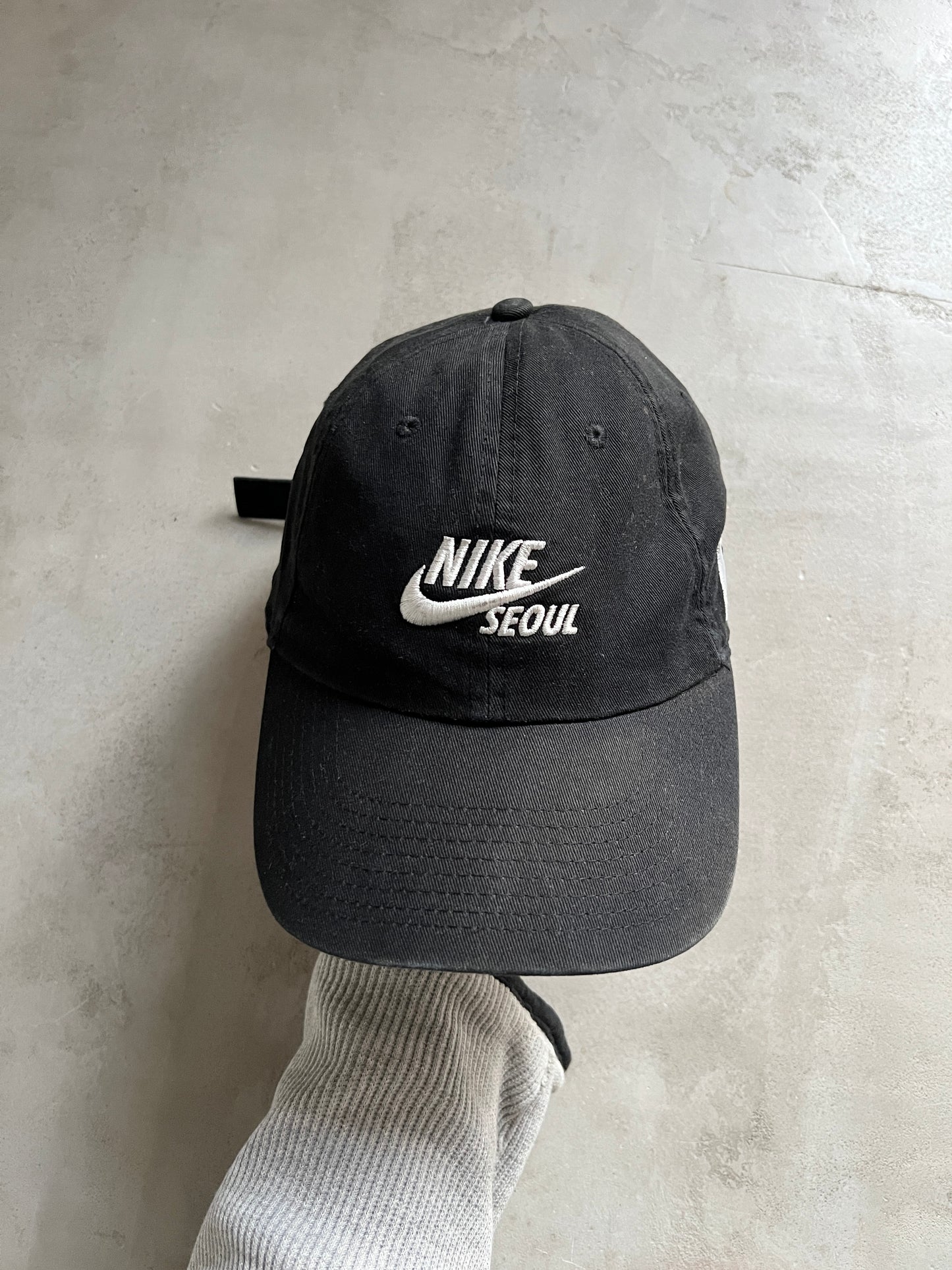 BLACK NIKE SEOUL CAP - 2000S