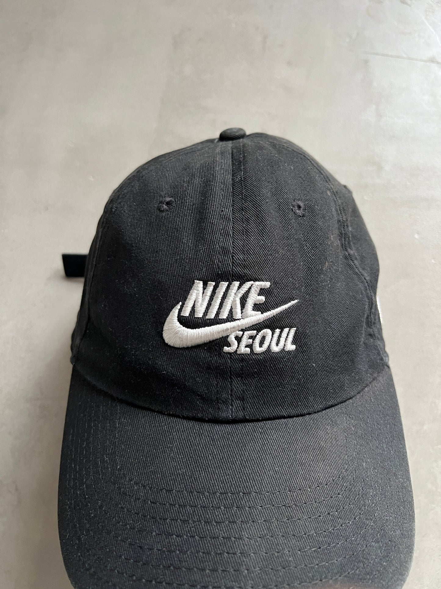 BLACK NIKE SEOUL CAP - 2000S