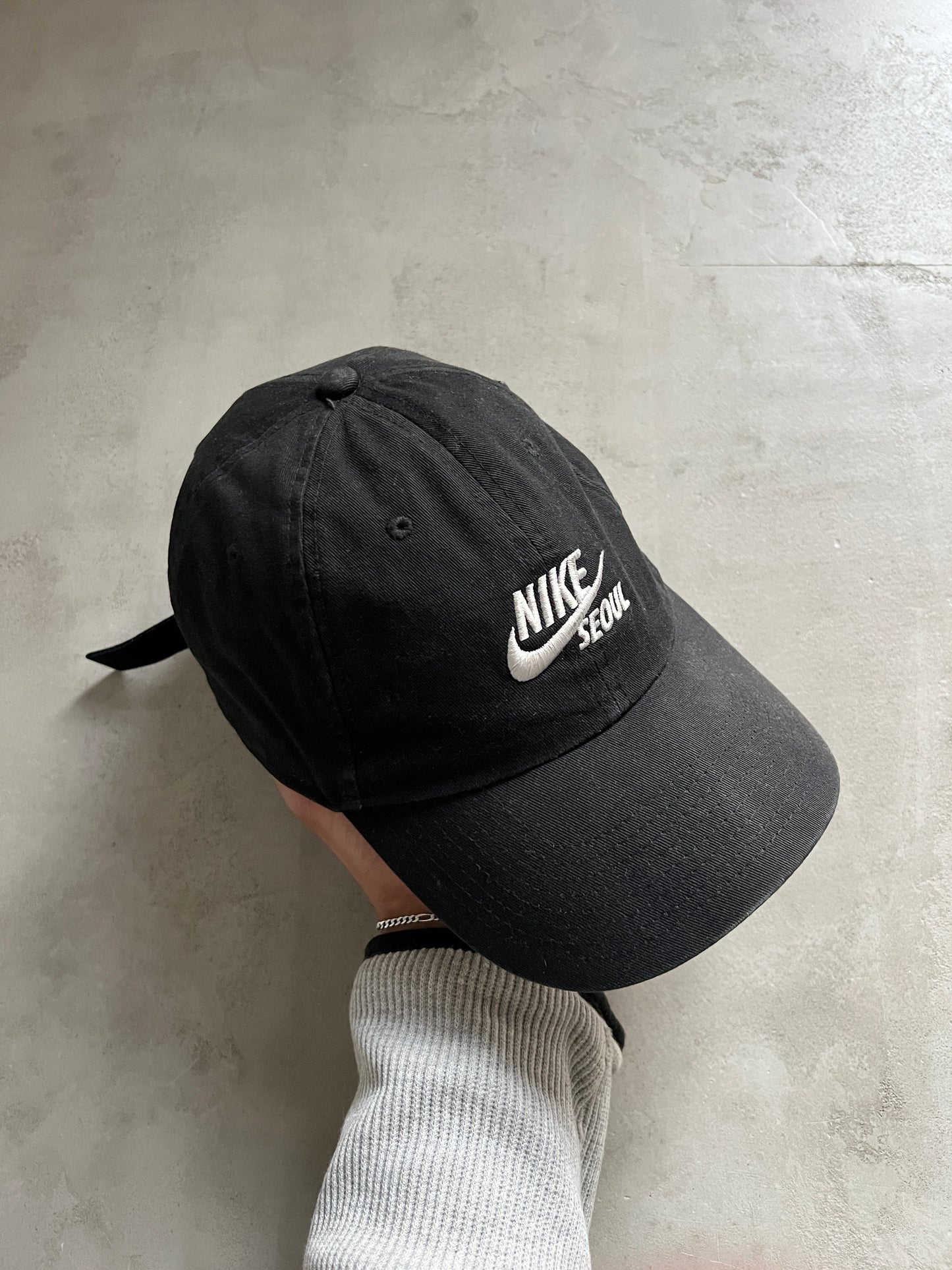 BLACK NIKE SEOUL CAP - 2000S