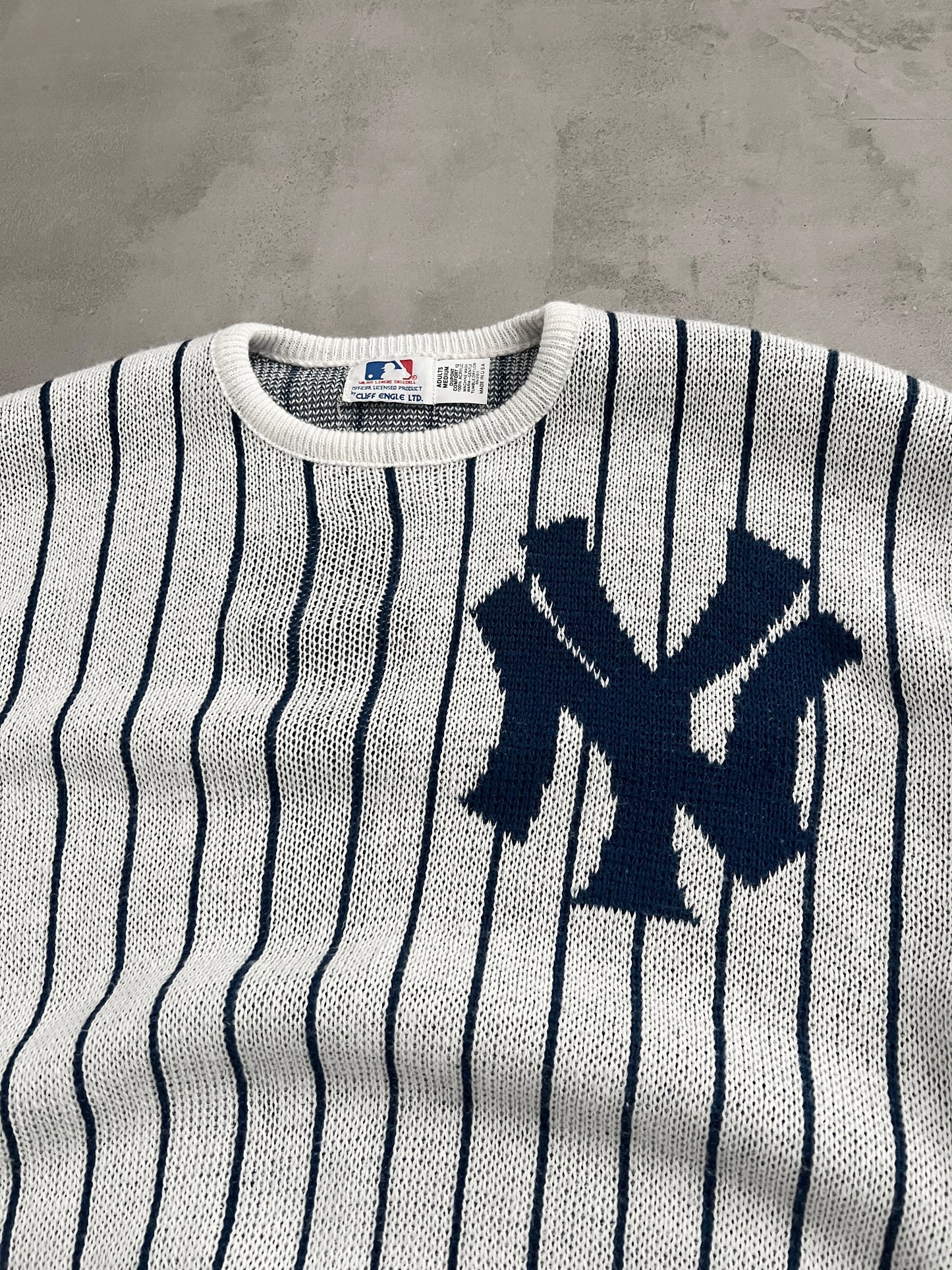 WHITE/NAVY YANKEES KNIT SWEATER - 1990S - M
