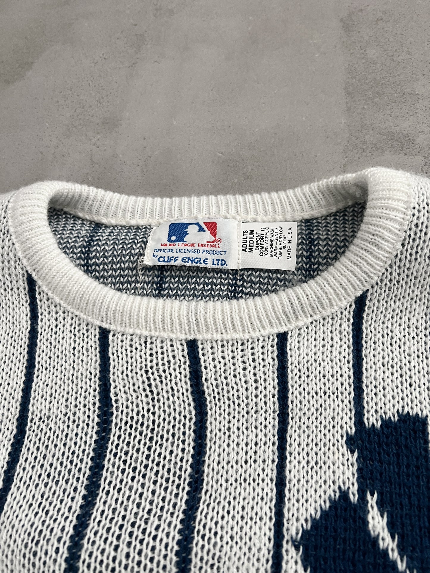 WHITE/NAVY YANKEES KNIT SWEATER - 1990S - M