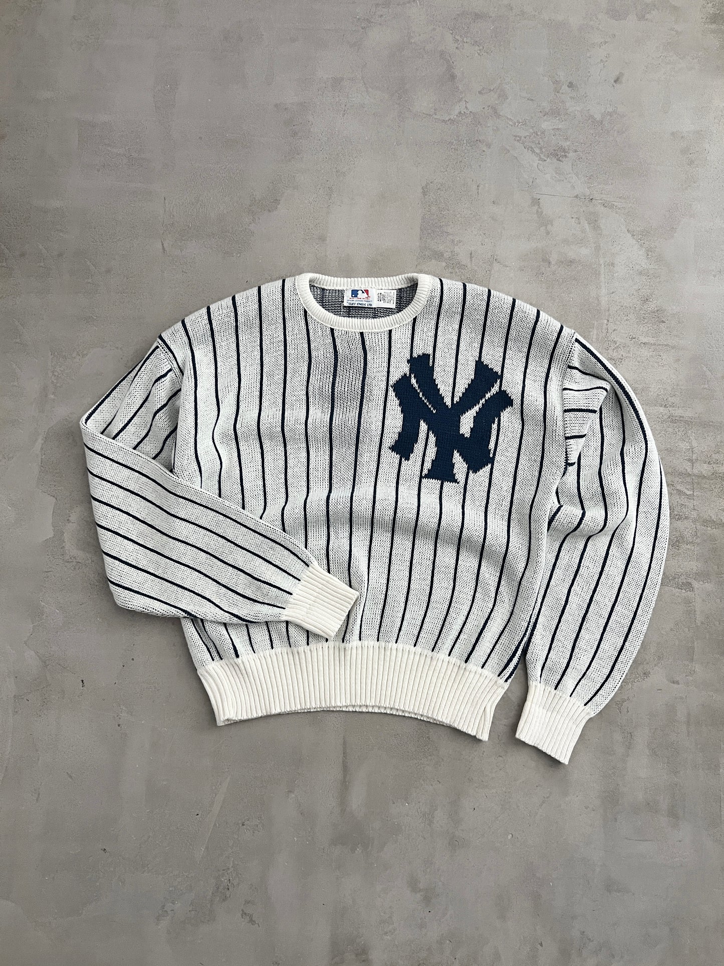 WHITE/NAVY YANKEES KNIT SWEATER - 1990S - M