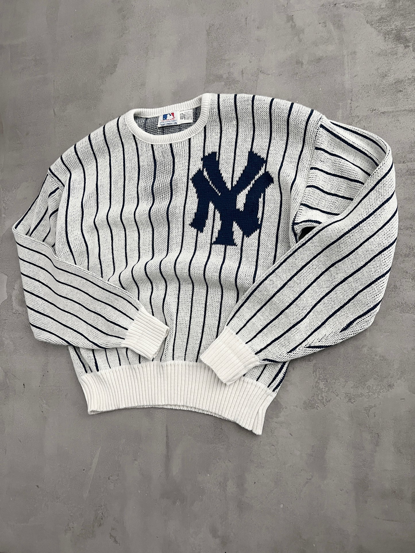 WHITE/NAVY YANKEES KNIT SWEATER - 1990S - M