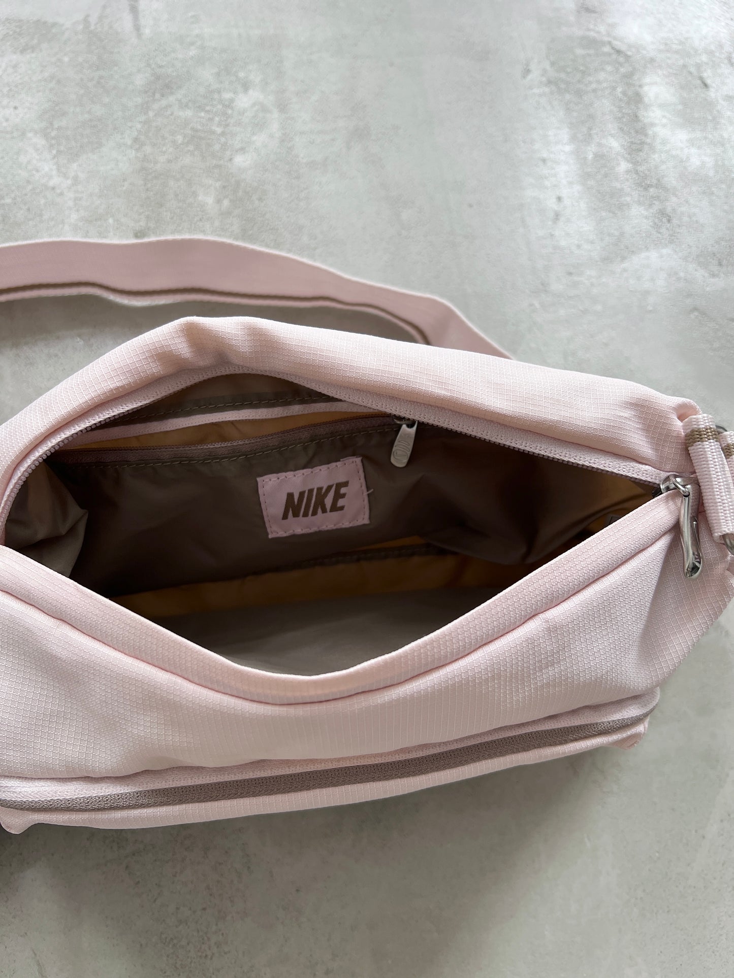 ROSÉ NIKE BAG - 2000S