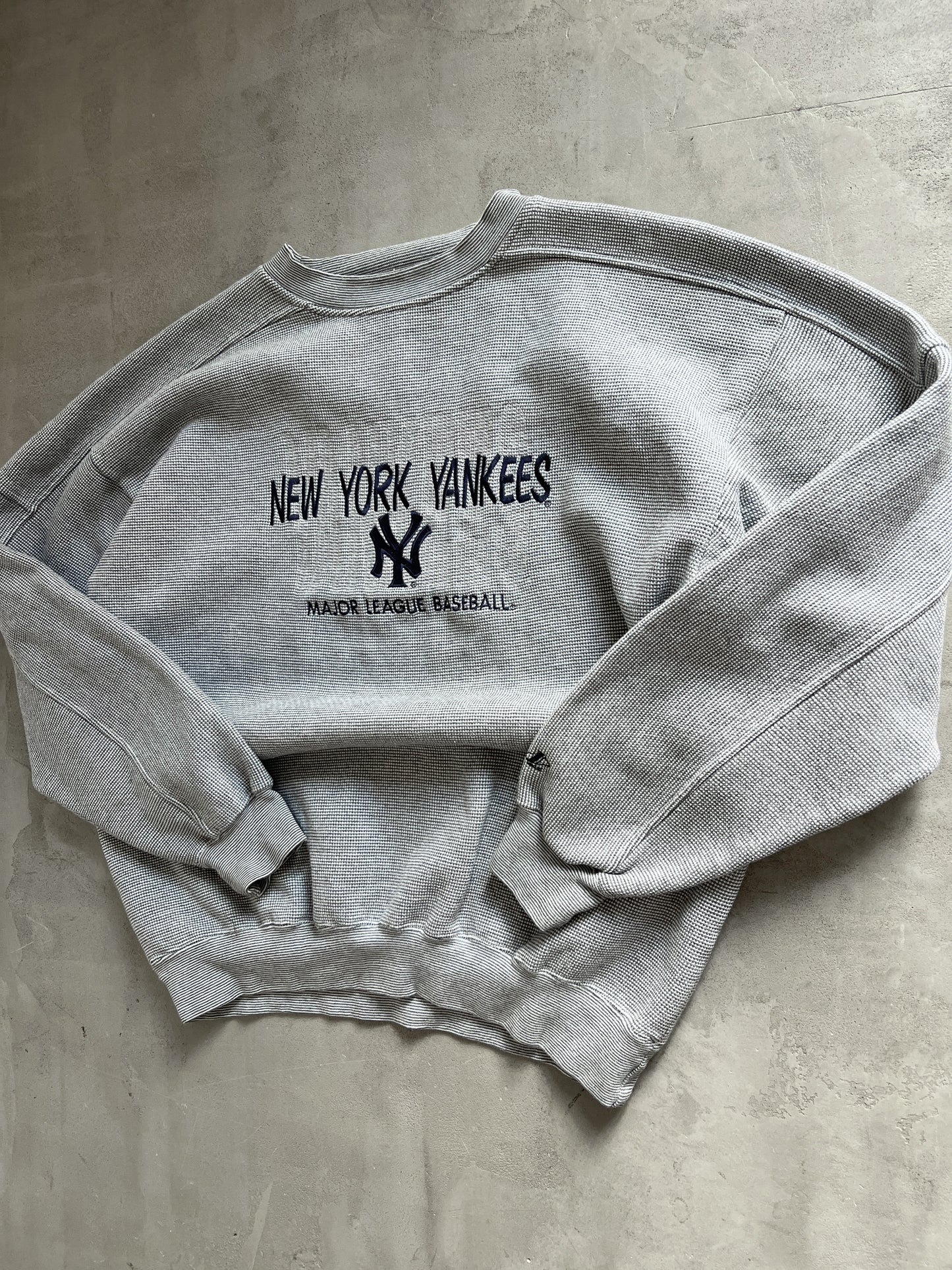 GREY YANKEES SWEATER - 1990S - L/XL