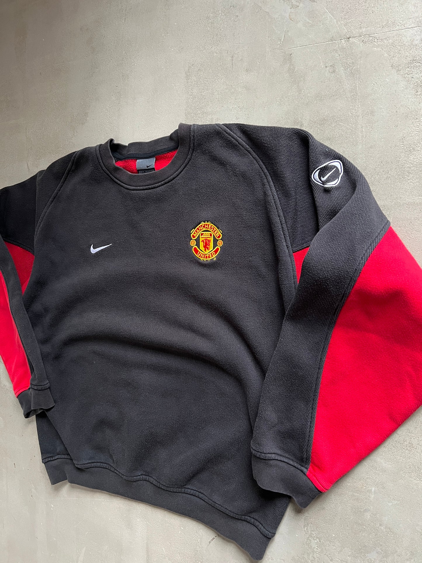 BLACK/RED MANCHESTER UNITED NIKE SWEATER - 2000S - M