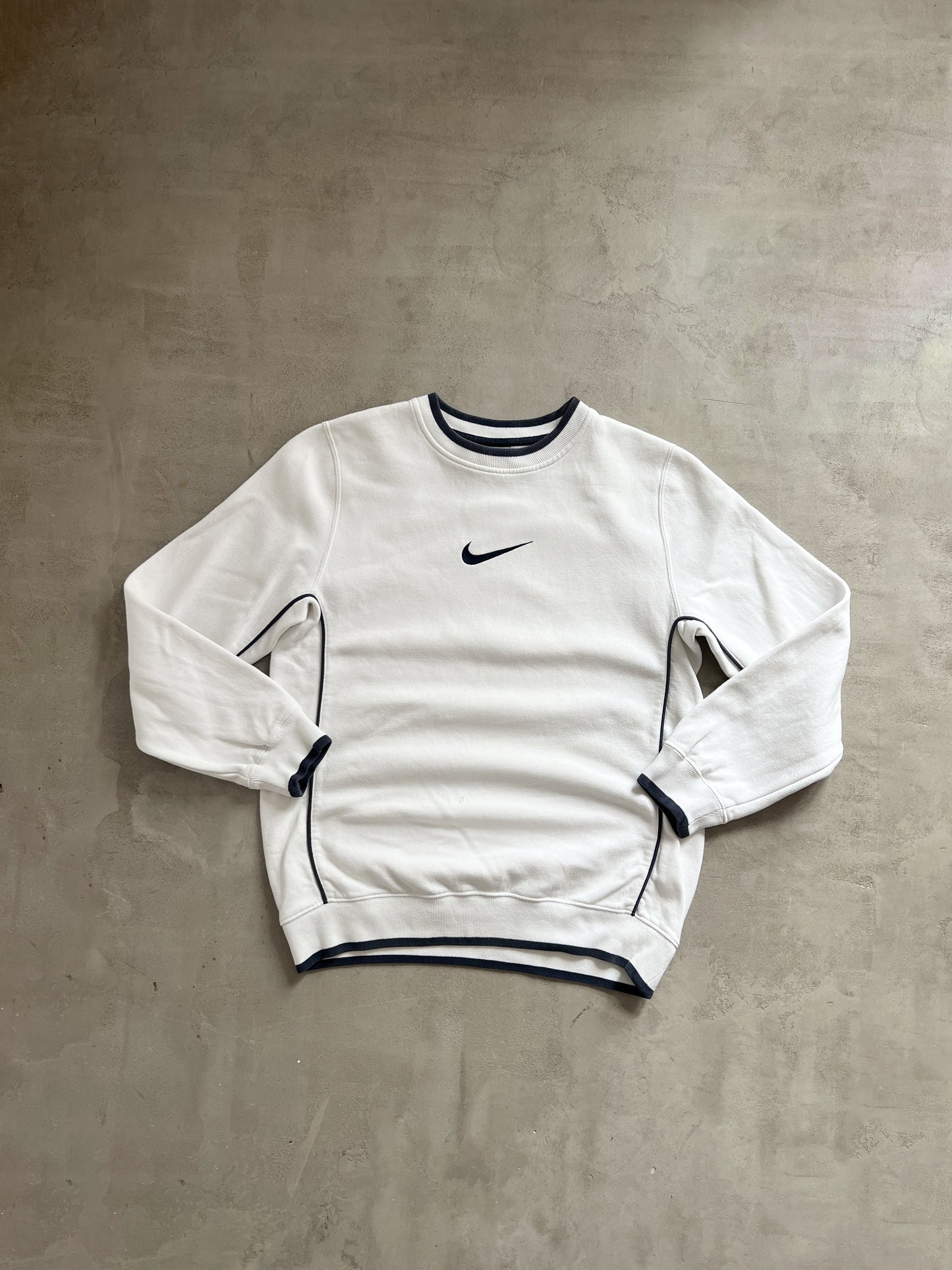 WHITE/NAVY NIKE SWEATER - 2000S - S/M