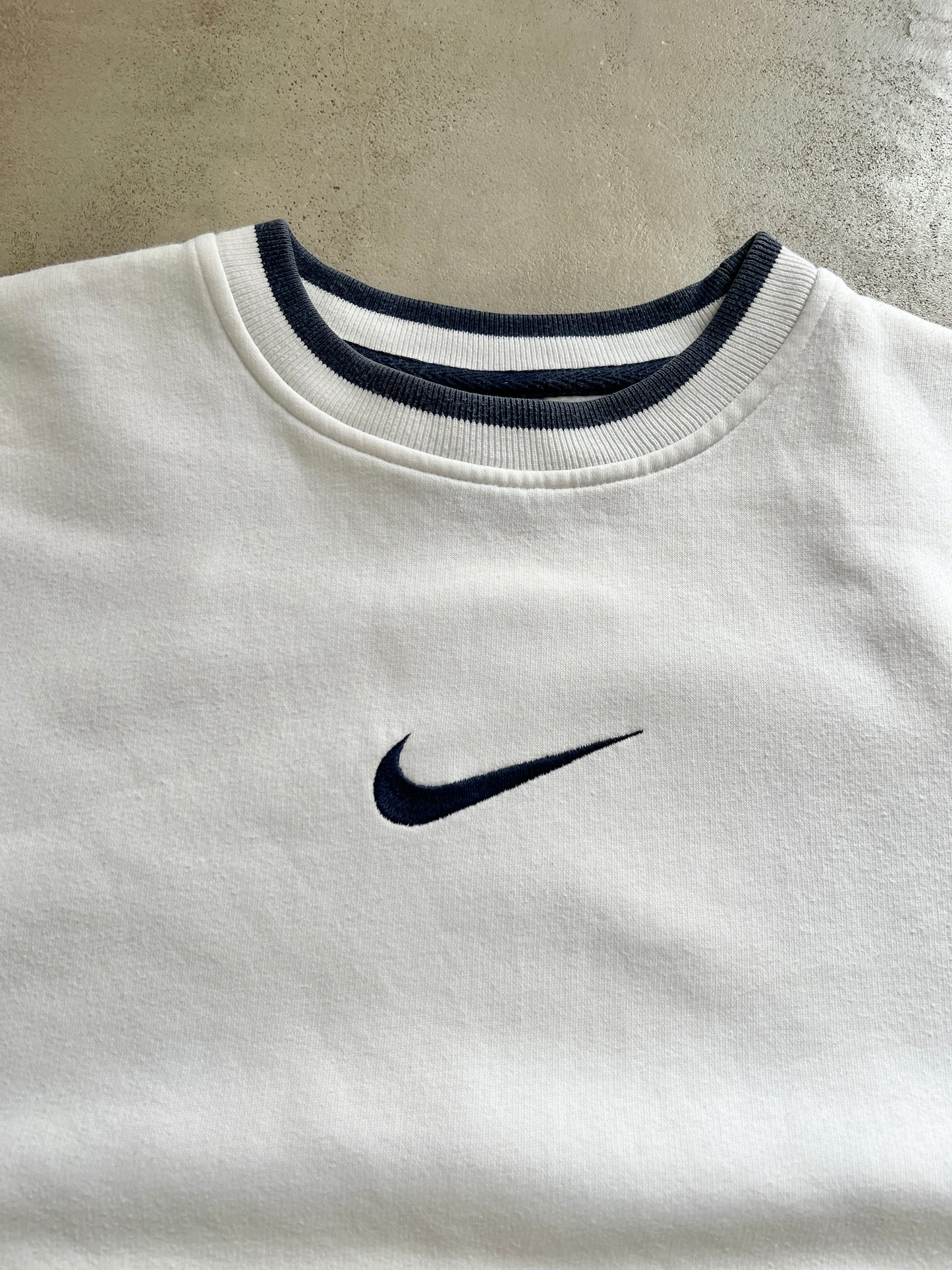 WHITE/NAVY NIKE SWEATER - 2000S - S/M