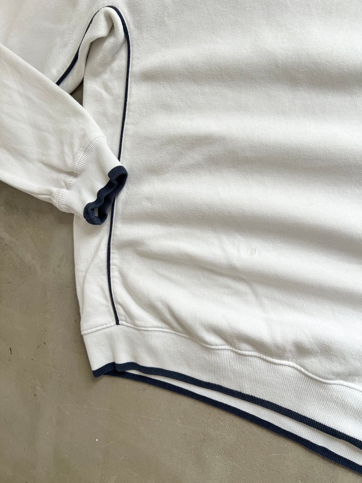 WHITE/NAVY NIKE SWEATER - 2000S - S/M